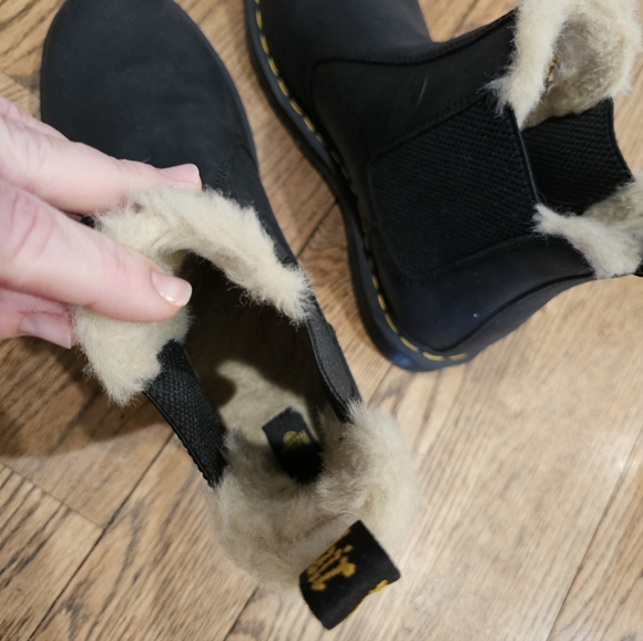 Dr. Martens Chelsea Black Leather Boots with Faux Fur Cream Lining. - Picture 4 of 7